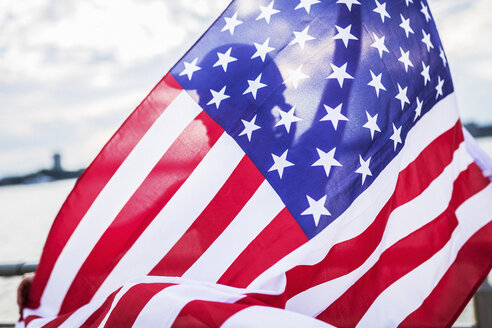 Silhouette einer Frau hinter amerikanischer Flagge - GIOF01614