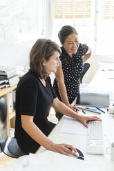 Zwei Landschaftsarchitekten bei der Arbeit im Büro - TCF05200