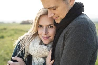 Happy young couple outdoors - HAPF01101