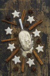 Shovel of flour, cinnamon stars, star anise and cinnamon sticks - ODF01459