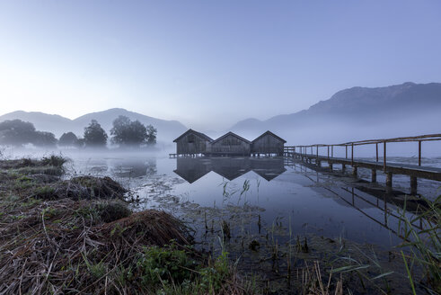 Deutschland, Bayern, Herbstmorgen am Kochelsee - MBOF00034