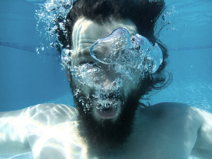 Mann taucht im Schwimmbad unter - BMAF00288