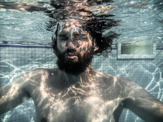 Mann taucht im Schwimmbad unter - BMAF00291