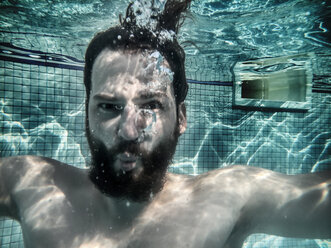 Mann taucht im Schwimmbad unter - BMAF00292
