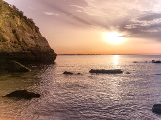 Sonnenaufgang an einem Strand an der Algarve, Portugal, Algarve, Lagos - BMAF00295