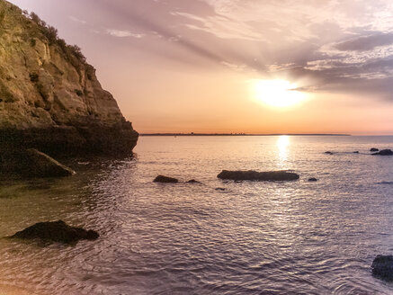 Sonnenaufgang an einem Strand an der Algarve, Portugal, Algarve, Lagos - BMAF00295