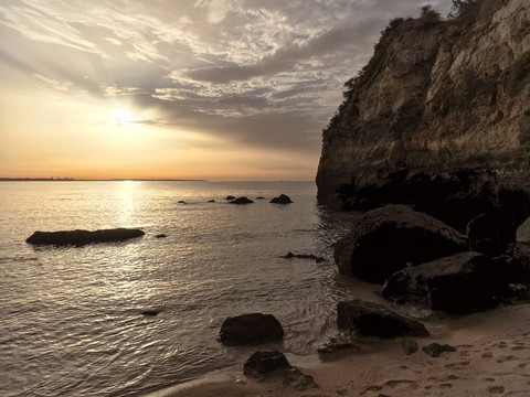 Sonnenaufgang an einem Strand an der Algarve, Portugal, Algarve, Lagos, lizenzfreies Stockfoto