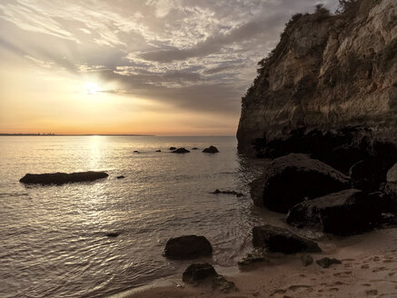 Sonnenaufgang an einem Strand an der Algarve, Portugal, Algarve, Lagos - BMAF00296