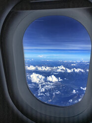 Wolken durch ein Flugzeugfenster gesehen - BMAF00297