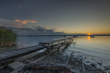 Deutschland, Bayern, Sonnenuntergang am Ammersee - MBOF00035