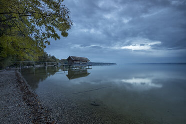 Deutschland, Bayern, Nachteinbruch am Ammersee - MBOF00036