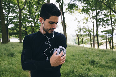 Jogger adjusting smartphone - BOYF00631