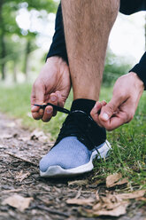 Jogger bindet seine Schuhe - BOYF00634