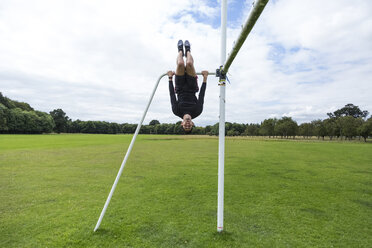 Sportler, der auf dem Sportplatz auf ein Tor trainiert - BOYF00647