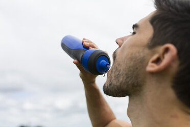 Sportler trinkt aus einer Flasche - BOYF00652