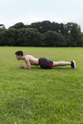 Sportler beim Training auf der Wiese - BOYF00654