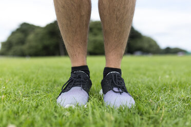 Beine eines im Gras stehenden Sportlers - BOYF00658