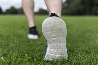 Schuhe eines Sportlers, der auf Gras läuft - BOYF00661