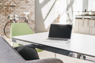 Laptop auf dem Tisch im Büro - KNSF00451