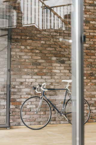 Fahrrad an der Mauer im Büro, lizenzfreies Stockfoto