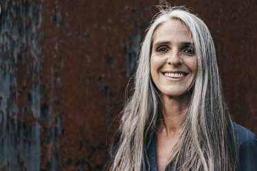 Porträt einer lächelnden Frau mit langen grauen Haaren - KNSF00499