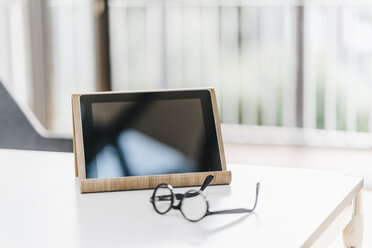 Tablet und Brille auf dem Tisch - KNSF00546