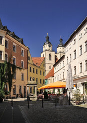 Deutschland, Lutherstadt Wittenberg, Blick auf Straßencafé, Häuser und Marienkirche im Hintergrund - BT00413