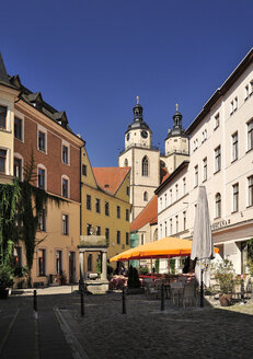 Deutschland, Lutherstadt Wittenberg, Blick auf Straßencafé, Häuser und Marienkirche im Hintergrund - BT00413