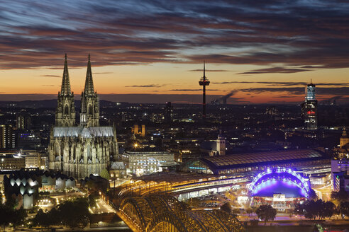 Deutschland, Köln, Blick auf die beleuchtete Stadt von oben bei Abenddämmerung - GFF00872
