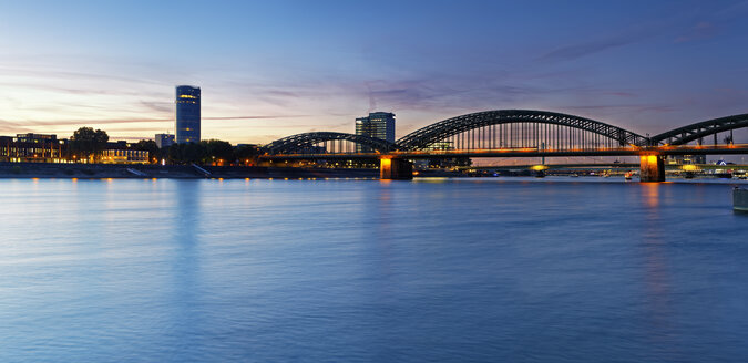 Deutschland, Köln, Blick auf das KölnTriangle und die Hohenzollernbrücke in der Abenddämmerung - GFF00875