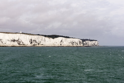 UK, Dover, Blick vom Ärmelkanal auf die Kreidefelsen - THAF01867