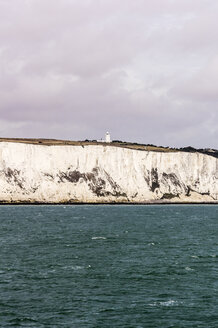 UK, Dover, Blick vom Ärmelkanal auf die Kreidefelsen - THAF01868