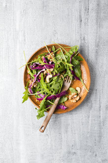 Salat mit Rotkohl, Rucola, Einkorn und verschiedenen Nüssen auf Holzteller - MYF01840