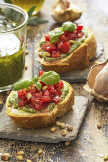 Bruschetta mit Basilikum-Pesto, Tomaten, Pinienkernen und Basilikumblättern - ODF01463