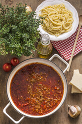 Kochtopf mit Sauce Bolognese und Schüssel mit gekochten Spaghetti - ODF01464