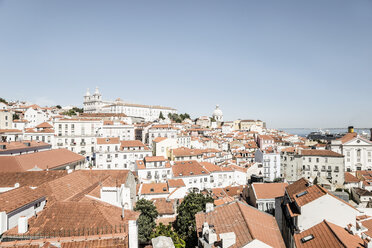 Portugal, Lissabon, Blick auf das Alfama-Viertel - CHPF00304