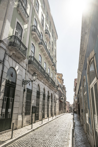 Portugal, Lissabon, Straße im Bairro Alto, lizenzfreies Stockfoto