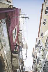 Portugal, Lissabon, Fassaden mit Wäschetrockner im Bairro Alto - CHPF00308