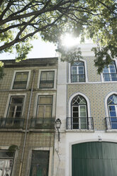 Portugal, Lissabon, typische Fassaden mit Azulejos im Gegenlicht - CHPF00311