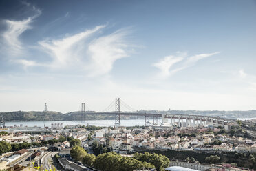 Portugal, Lissabon, Stadtansicht mit Tejo-Fluss und Ponte 25 de Abril - CHPF00312
