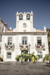 Portugal, Cascais, weißes Haus mit Glockenturm - CHPF00314