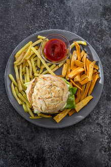 Kürbis-Burger mit Pommes frites und Süßkartoffelspalten - SARF03058