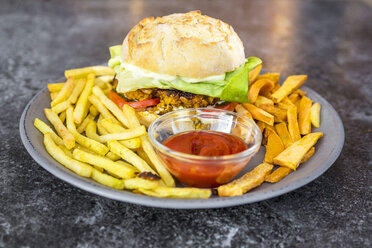 Kürbis-Burger mit Pommes frites und Süßkartoffelspalten - SARF03059