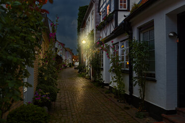 Deutschland, Eckernförde, Gasse in der Altstadt - FRF00484