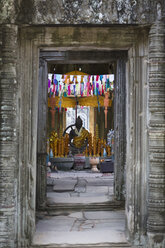 Kambodscha, Angkor, Siem Reap, Blick auf die Buddha-Statue in Banteay Kdei - MADF01218