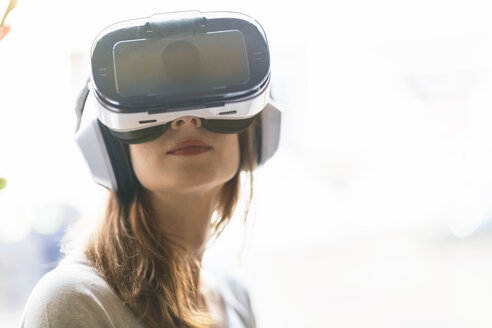 Frau mit Virtual-Reality-Brille und Kopfhörern - TAMF00770