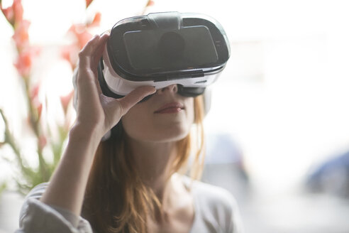 Frau mit Virtual-Reality-Brille und Kopfhörern - TAMF00772