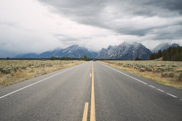 USA, Wyoming, Landstraße im Grand Teton National Park - EPF00180