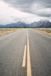 USA, Wyoming, leere Landstraße im Grand Teton National Park - EPF00181