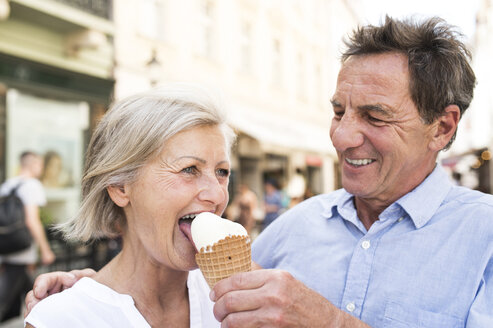 Glückliches älteres Paar mit Eiswaffel - HAPF01117